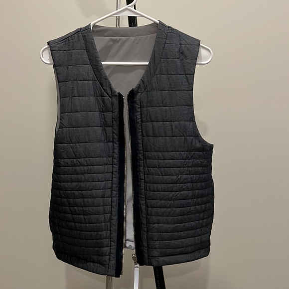 Lululemon size 6 reversible vest. Denim blue and grey relevant. - Picture 2 of 2
